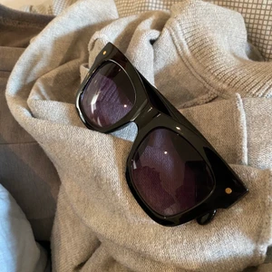 Solglasögon - Ett par solglasögon från okänt märke😫 Skitsnygga men har för många!!