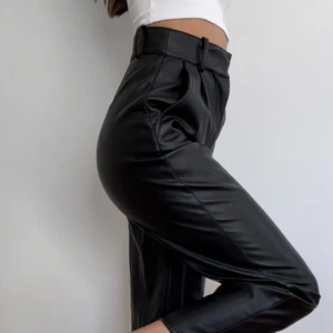 Skinnbyxor  - Jättefina skinnbyxor från H&M, använda ett fåtal gånger. Storlek 34. Köparen står för frakten💕