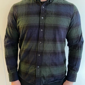Levis skjorta - Grön/blå rutig skjorta från Levis i storlek XL. Liten passform, sitter snarare som en L.