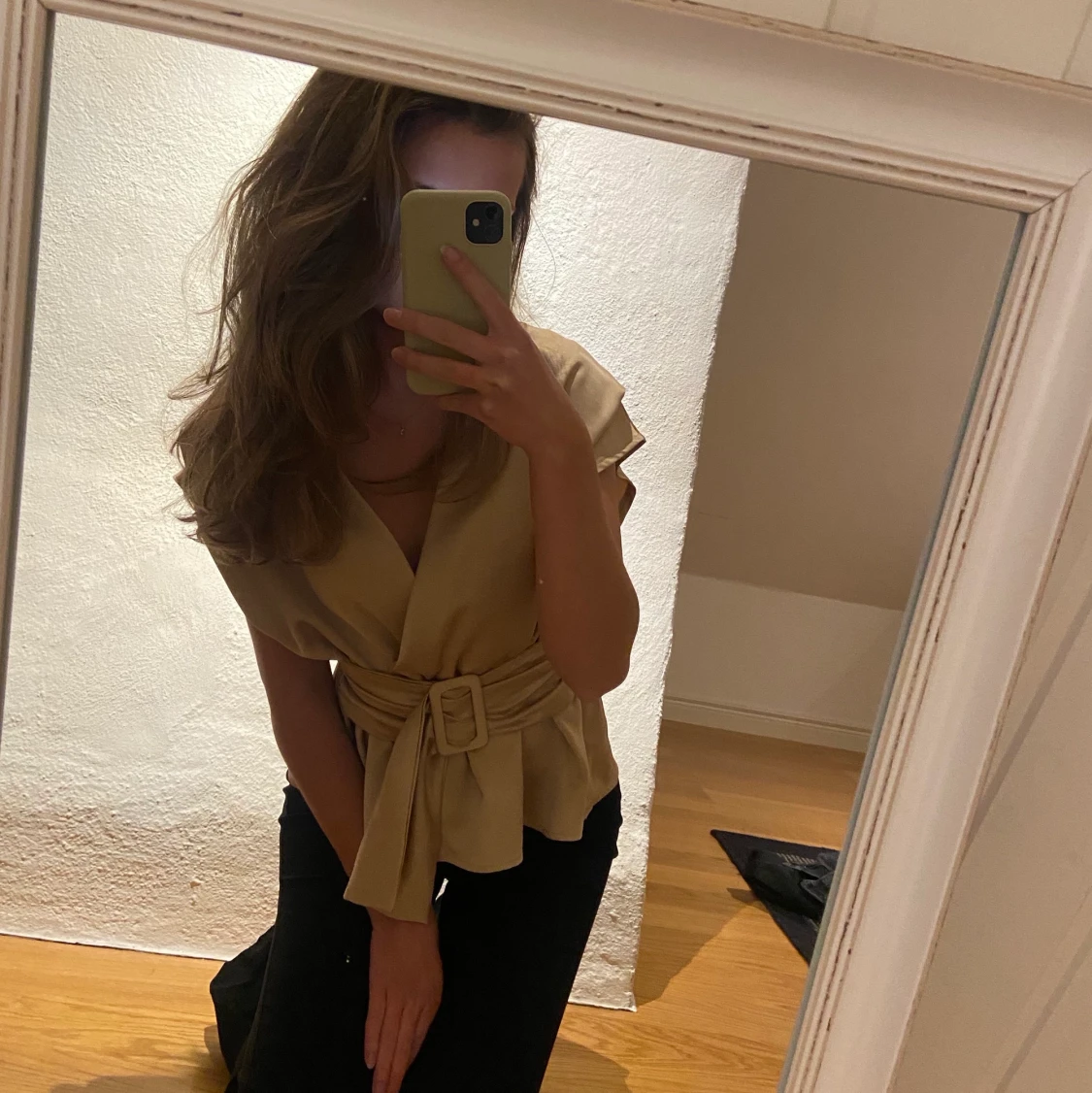 Mörkbeige topp med markerad midja