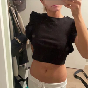 Svart kort topp med volanger - En söt svart topp med volanger från Zara! Aldrig använd! 