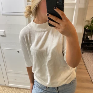 Mjuk topp - Vit stickad topp från Vila. Tröjan har ett jätteskönt mjukt material som inte sticks!! Använd ett fåtal gånger. Strl XL men har passform som en M. ( jag har S/M vanligtvis i andra tröjor ) 🤍🤍 pris: 250+ frakt , vill gärna bli av med den så fort som möjlig