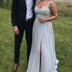 Balklänning  - Säljer min balklänning som jag hade balen 2019!  Nypris: 4800 kr Pris: 1500 kr   Klänningen är i storlek: UK 12 ( motsvarar EUR 40) Den är använd en gång och kemtvättad efter det.    Jag är 168 cm och bar ett par låga klackar till klänningen.  Köparen står för eventuell frakt. 