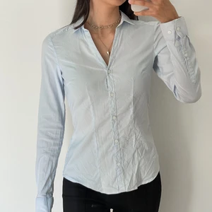 Ljusblå skjorta - Ljusblå skjorta från H&M, använd ett fåtal gånger., så den är i jättebra skick! Storlek 34. Köparen står för frakten 💕 