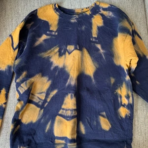 Tie dye tröja - Jättesnygg tie dye tröja från Hanes som jag köpt på Stöld vintage för 200kr. Säljer för att den inte kommer till använding. Storlek XL men passar XS/S. Frakten kan diskuteras! 💙❤️‍🔥