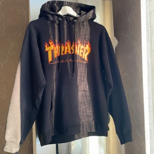 Thrasher hoodie - Hoodie från Thrasher. Använder ej längre! Storlek S men lite större i storleken! Skriv för fler bilder!
