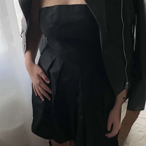 Klänning  - En off shoulder klänning från zara!!💕Superfin men tyvärr lite liten på mig:( 