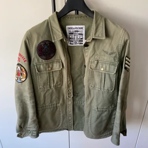 Zadig jacka  - Säljer nu min super snygga Zadig jacka. Passar till allt och är den perfekta jackan till våren men har tyvärr blivit för liten för mig. Priset går att diskutera, skriv för flera bilder❤️‍🔥