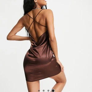 Satinklänning  - Brun satin klänning ifrån missy empire. Storlek 36. Prislapp finns kvar, så inte använd, endast provad. Går att mötas upp. Frakt tillkommer och diskuteras med kund om vara ska postas.