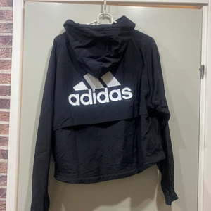 Adidasjacka  - Vindjacka från Adidas, aldrig använd och prislapp finns kvar. Strl S!