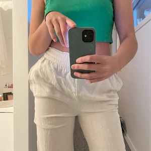 Linnebyxor  - Säljer mina älskade linnebyxor! De är från och H&M, och jag tror inte att de finns kvar längre! Går både att ha högmidjat och att vika ner lågmidjat! De är använda, men fortfarande i bra skick förutom två små slitningar längst ner, som jag försökt sy ihop lite. Det är inget man tänker på när de sitter på, det är bara att skriva för fler bilder. De är dessutom sydda i benen så att de inte är lika vida som ursprungsmodellen. Säljer för 115kr + frakt, eller budgivning vid flera intresserade!🤍