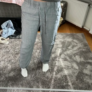 Mango Linnebyxor - Sköna linnebyxor i fin grå färg! Bra skick och knappt använda, perfekt nu till sommaren!