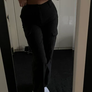 Cargopants - Svarta cargopants som aldrig är använda, säljer då jag hade behövt större storlek. Passar mig som är 171cm! 🤍 buda gärna!