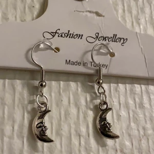  silver Mån örhängen 🌙 -  Handmade with lots of love <3 Om du är interessed efter fler bilder kan du gärna skriva inne på DM :) 