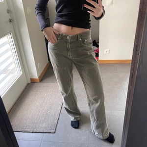 Superfina gröna zara jeans med patches - Säljer mina Zara jeans i storlek 38, jag har vanligtvis 34, superfina på och väldigt fin färg säljer pga dubbel köp⭐️