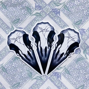 Raven skull 💀  - Kråk skull sticker! Klistermärkena kostar 20kr styck! De är UV laminerade så de klarar utomhusbruk i 2-4 år! Det är perfekta att sätta på datorer, vattenflaskor, mobilskal och andra platta ytor!Stickerserna är designade av mig💕 Skriv privat vid frågor eller funderingar