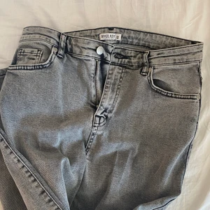 Jeans  - Oanvänd jeans från madlady. Lappar finns kvar, passar en 38 också. Nypris är 599kr