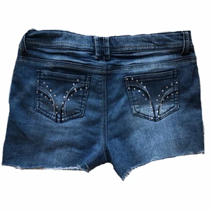 y2k shorts - säljer mina fina y2k shorts  som jag köpte på en vintage shop för ett tag sedan. står ingen storlek men passar nog xxs! säljer eftersom detta inte är min stil längre!