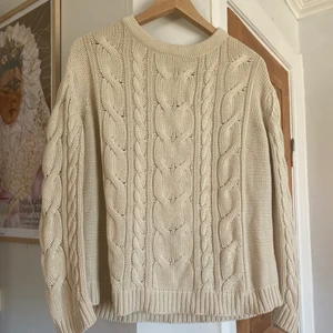 stickad tröja - Säljer denna as fina tröja från lager, skriv om du har frågor🌺