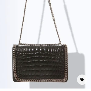 Zara väska Chanel boy bag lookalike  - Väska från zara i äkta skinn köpt i usa, nypris ca 1600kr. Ordentligt fack som rymmer det mesta. Väskan kan bäras på två olika sätt genom att justera bandet. 