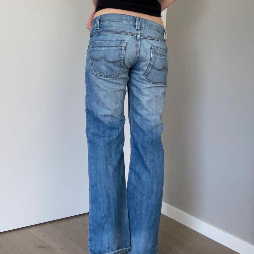 Snygga lågmidjade flare jeans med stora fickor därframme! Försmå för mig i midjan! Storlek 158cm barn, nån cm för korta för mig som är 170cm lång! MÅTT// Midja-68cm, Innerbensmått-72cm! . Jeans & Byxor.