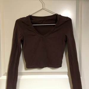 Långärmad tröja - Jättefin långärmad tröja ifrån shein, kommer inte till användning och nästan aldrig använd 🤎