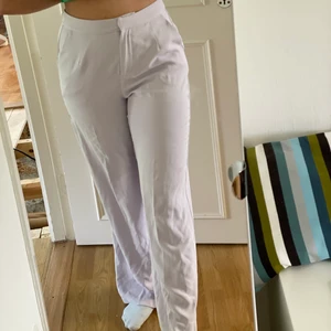 Lila kostymbyxor - Lila kostymbyxor från Nelly (som jag inte orkat stryka😅) använd 1 gång. Frakt medkommer 