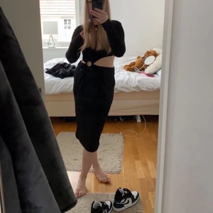 Klänning - Svart klänning med en cut out i ryggen, suuuper skön och aldrig använd! Väldigt luftig och sätter sig snyggt💖