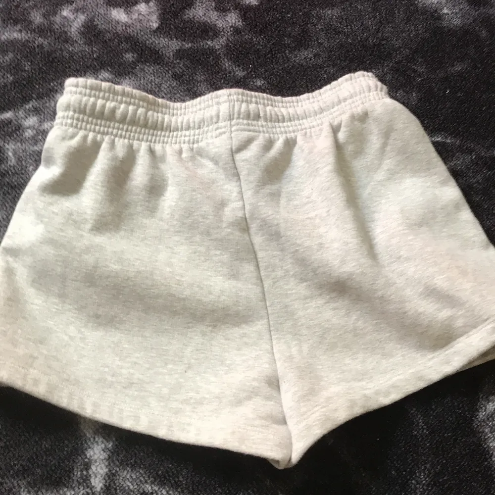 Ett par gråa mjukis shorts i storleken XS har aldrig använt de när jag då märkte att de var föööör stora(har testat dom) . Shorts.