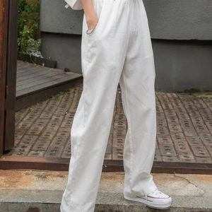 Linnebyxor - Vita linnebyxor köpta för 160kr. Storlek M men passar även S. Säljer för att jag aldrig har använt dem 💗