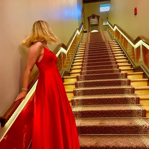 Balklänning Röd - ‼️INTRESSKOLL‼️ på min fantastiskt fina balklänning som är helt ny och använd en gång❤️ köpt för 3800kr nypris 3250kr. Köparen står för frakt💞 