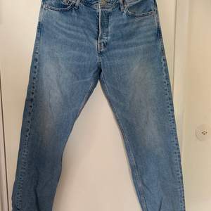 straightleg jeans från j&j som jag köpte för 2 år sen, storlek W32 L32 använt en hel del men är fortfarande väldigt skönt par jeans. säljs då jag har alldeles för många par jeans just nu och måste rensa min garderob lite🤞🏽