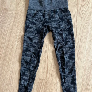 Gymsharktights  - Fina tights med scrunch från gymshark, stl S. Väldigt stretchiga, passar även M. 