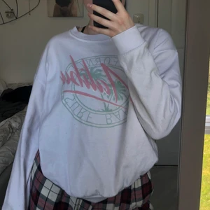 Sweatshirt - En vit sweatshirt med ett motiv på framsidan. Storlek M. Använd ett fåtal gånger. Frakt tillkommer📦