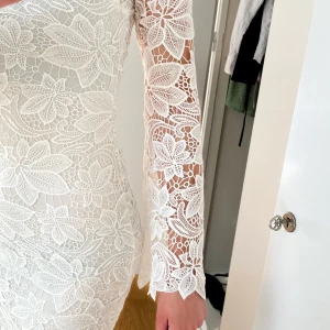 Studentklänning!!💕 - Vit spetsklänning i storleken XS som säljs p g a för liten. Okänt märke men köptes på Zalando💕