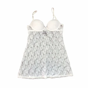 Lingerie - Fint broderat linne som jag köpt secondhand! Skulle säga att den passar S och är en b kupa. Har ett litet hål i ena paddingen där jag försökte klippa bort den. Man kan alltid pruta!