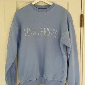 Local Heroes Sweetshirt - Säljer denna fina sweetshirt då den inte kommer till användning längre! Den är knappt använd och därav i gott skick🌸 Köpt för 699kr