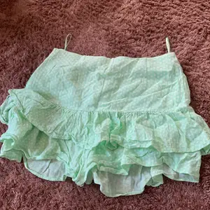 En super fin kjol perfekt till sommaren. Jag säljer den för att den har blivit lite för liten. Jag köpte den ungefär för ett är sedan och har knappt vart använd.