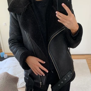 Zara jacka strl S - Jacka från Zara strl S. Perfekt till både hösten och våren.  Kan skickas, köparen står för frakt😊