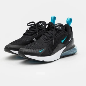 Nike skor -  Air Max 270 perfekt nu inför sommaren, skorna har använda några gånger,väldigt sköna, för mer bilder kom privat:) priset kan diskuteras