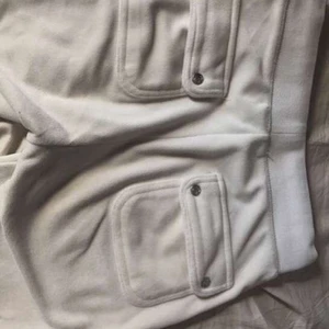 Vita jucie byxor storlek Xs - Jätte fina och bra skick. Passar jätte bra kan sänka vid snabb affär 