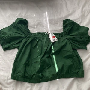 Blus  - Säljer min gröna blus från HM med ettiekt på i storlek L för 20 kr 