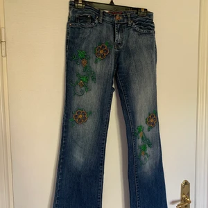 Lowrise jeans - (säljs billigt då mamma rensade sin garderob från 90-talet o annars skulle det slängas) 150kr+frakt! Sköna och stretchiga jeans, lowrise, långa ben! Frågor eller mer bilder på dm! (postbevis går att få) 