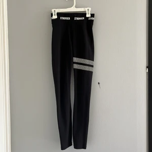 Stronger tights xs som är i bra kvalite❤️ - Har använts men fortfarande i bra skick , storlek xs! Original pris 700kr. Stretchiga men har blivit för små för mig som har storlek M. Svarta med vita detaljer. Har haft de länge och tycker märket är jättebra. ❤️ 
