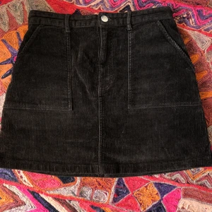 Mörkbrun manchesterkjol - Från monki. Fin a-line kjol!! 