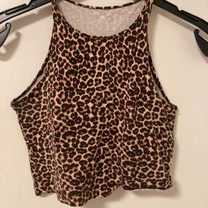Najs leopard linne, kort typ crop top. Köpt här på plick, står tyvärr inget märke. ❤️❤️