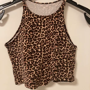 Crop top - Najs leopard linne, kort typ crop top. Köpt här på plick, står tyvärr inget märke. ❤️❤️
