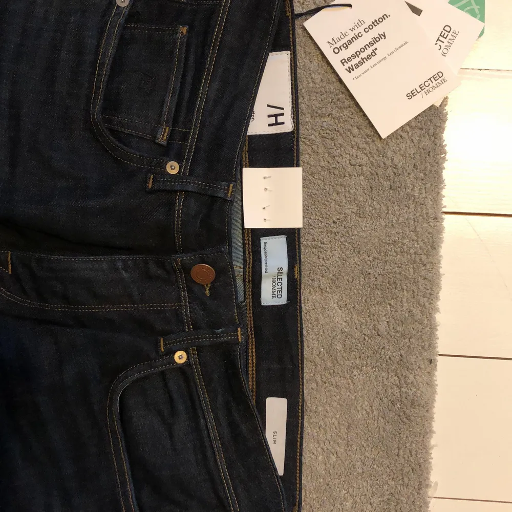 Helt nya aldrig använt! Ny pris 799kr. Riktigt snygga mörkblå slim jeans storlek 32/32👍. Jeans & Byxor.