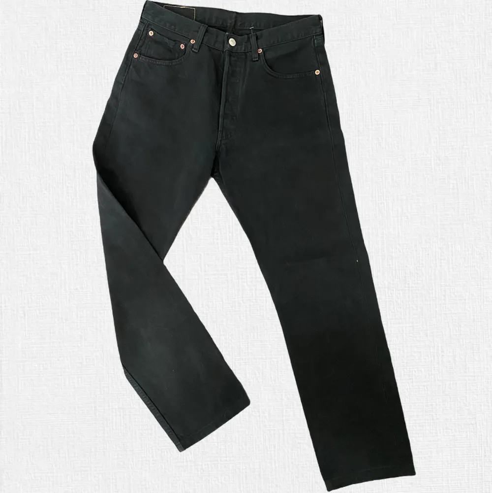 Ett par välvårdad svarta levi’s 501 med 32 i waist men passar mer som 30 så förvänta dig att den är mindre än w32.. Jeans & Byxor.