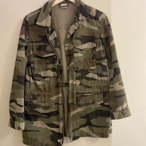 Militär mönster jeans jacka  - Jeans jacka i militär mönster med fickor